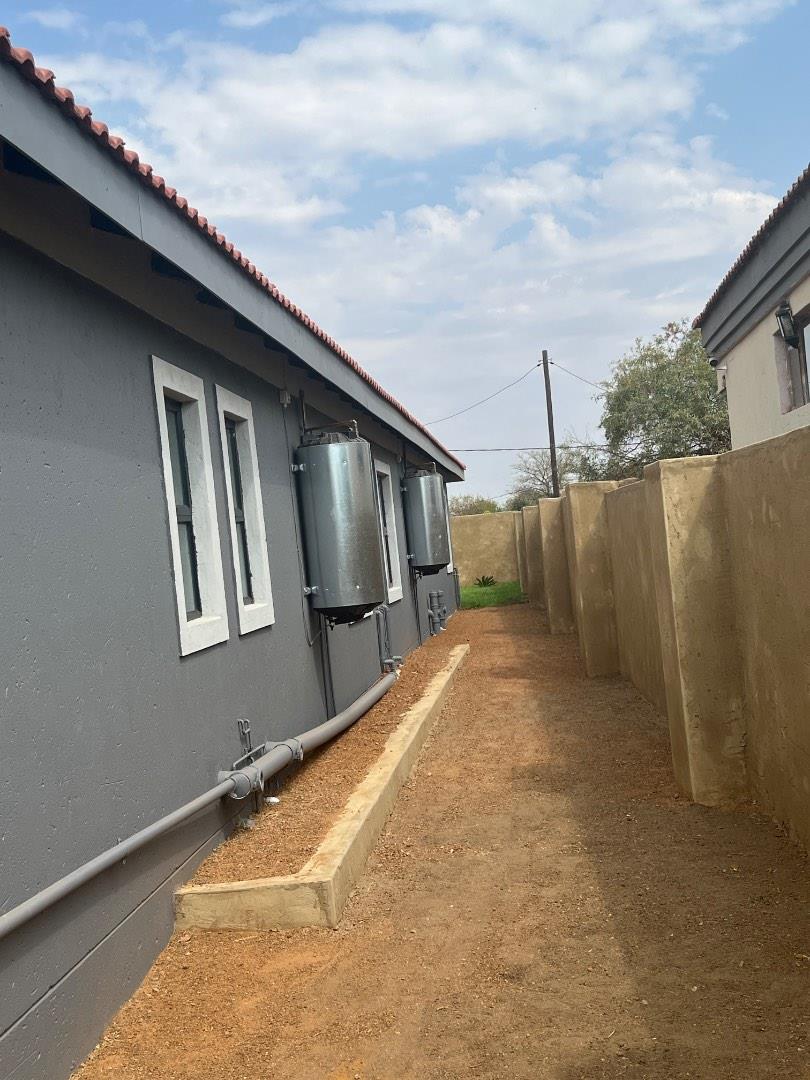 To Let 8 Bedroom Property for Rent in Bethanie North West